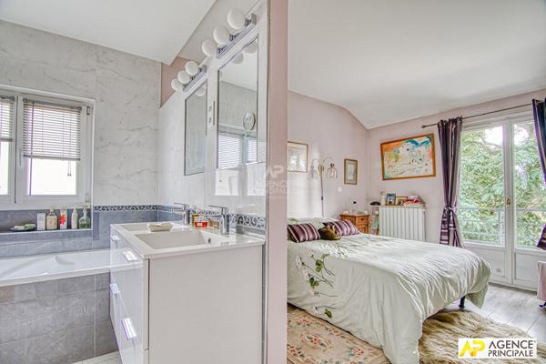 Versailles Butte Montbauron maison 7 pièces 225 m² habitables sur parcelle de 821 m² avec garage 2 voitures 2 250 000 € **  - Référence  28037