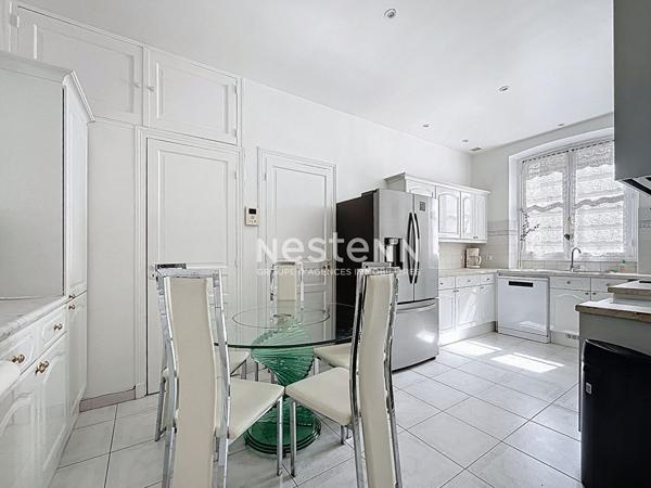 Appartement 5 pièces 164 m² à vendre Paris 8e - Faubourg Saint-Honoré / Champs-Élysées - Charme de l'ancien