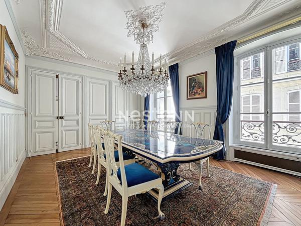 Appartement 5 pièces 164 m² à vendre Paris 8e - Faubourg Saint-Honoré / Champs-Élysées - Charme de l'ancien