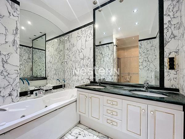 Appartement 5 pièces 164 m² à vendre Paris 8e - Faubourg Saint-Honoré / Champs-Élysées - Charme de l'ancien