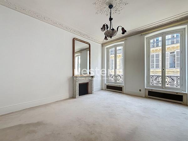 Appartement 5 pièces 164 m² à vendre Paris 8e - Faubourg Saint-Honoré / Champs-Élysées - Charme de l'ancien