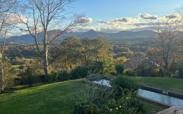 Maison à vendre    7 pièces •  Jatxou