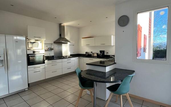 Maison à vendre    7 pièces •  Jatxou