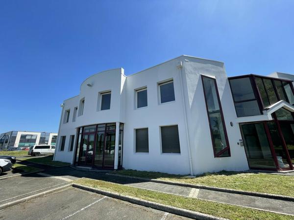 PROCHE DES AXES ROUTIERS A10 /D910 Poitiers ZI République - Bureaux à louer 43 m²