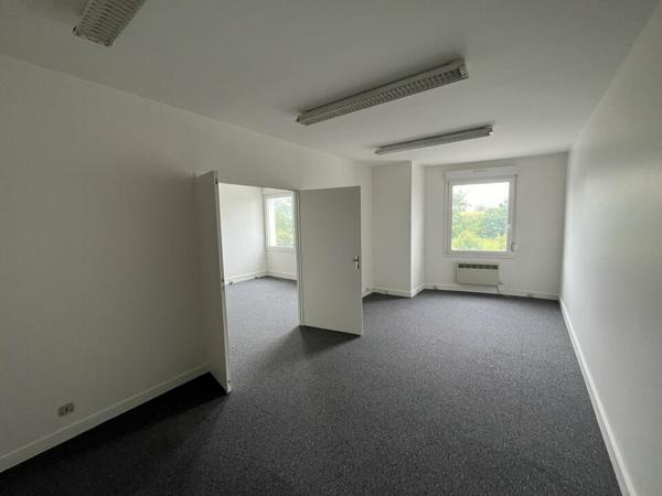 PROCHE DES AXES ROUTIERS A10 /D910 Poitiers ZI République - Bureaux à louer 43 m²