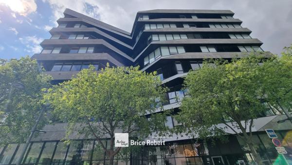 Location bureaux lumineux à Lyon face centre commercial Confluence
