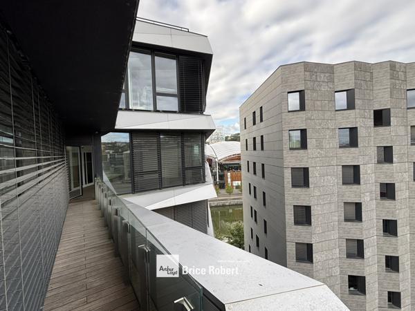 Location bureaux lumineux à Lyon face centre commercial Confluence