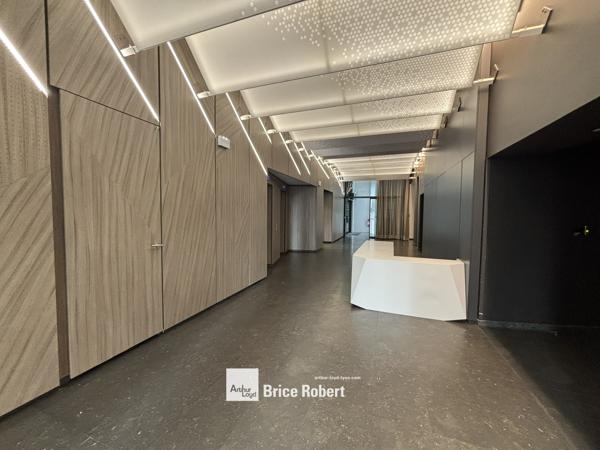 Location bureaux lumineux à Lyon face centre commercial Confluence