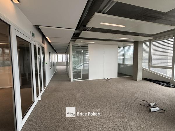 Location bureaux lumineux à Lyon face centre commercial Confluence