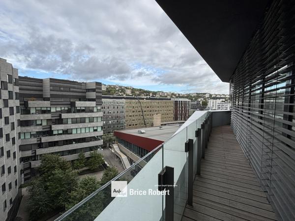 Location bureaux lumineux à Lyon face centre commercial Confluence