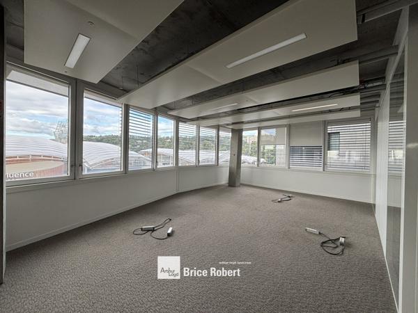 Location bureaux lumineux à Lyon face centre commercial Confluence
