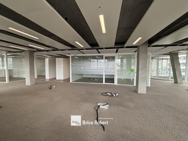 Location bureaux lumineux à Lyon face centre commercial Confluence