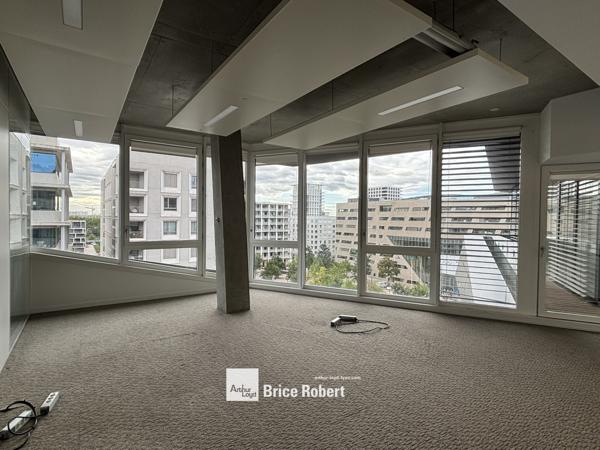 Location bureaux lumineux à Lyon face centre commercial Confluence
