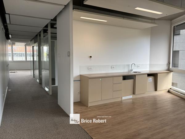 Location bureaux lumineux à Lyon face centre commercial Confluence