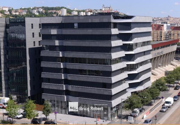 Location bureaux lumineux à Lyon face centre commercial Confluence