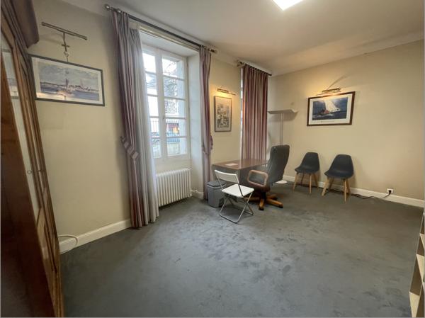 A LOUER - BUREAUX - 430 M2 - 250 M2 - 180 m2 - GUERANDE