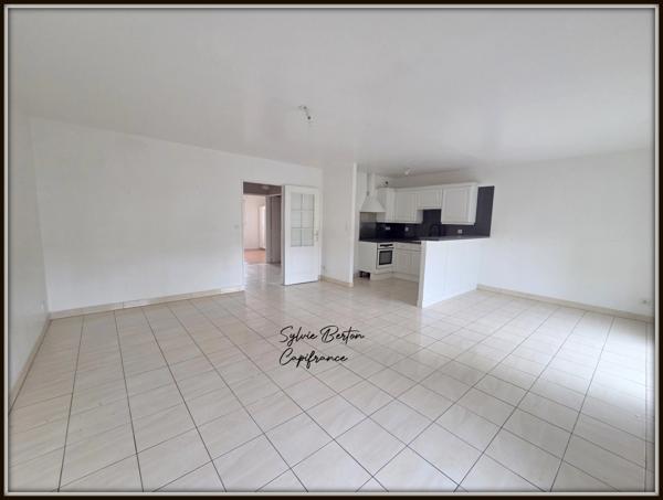 VAUJOURS - Appartement T3 de 72 m3 avec balcon, box et place de parking