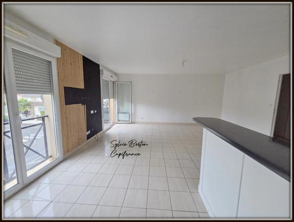 VAUJOURS - Appartement T3 de 72 m3 avec balcon, box et place de parking
