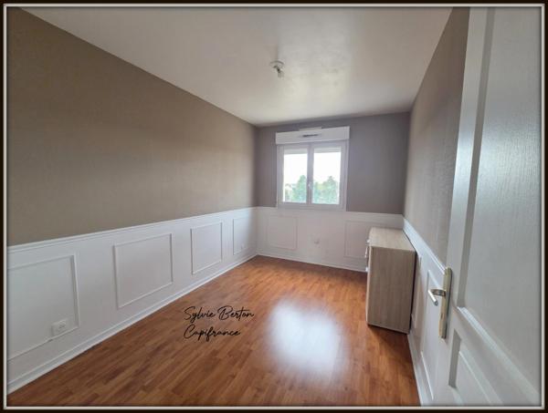 VAUJOURS - Appartement T3 de 72 m3 avec balcon, box et place de parking