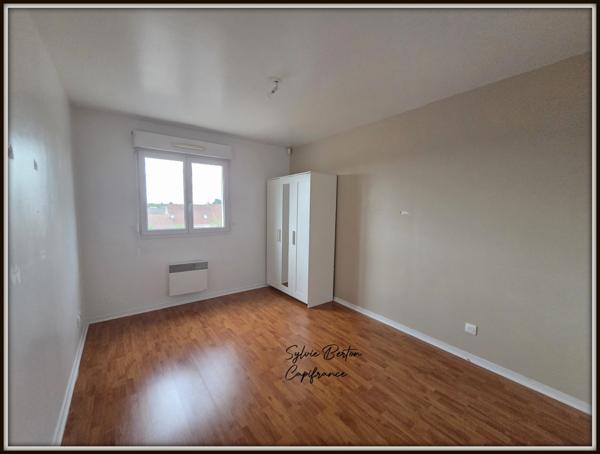 VAUJOURS - Appartement T3 de 72 m3 avec balcon, box et place de parking