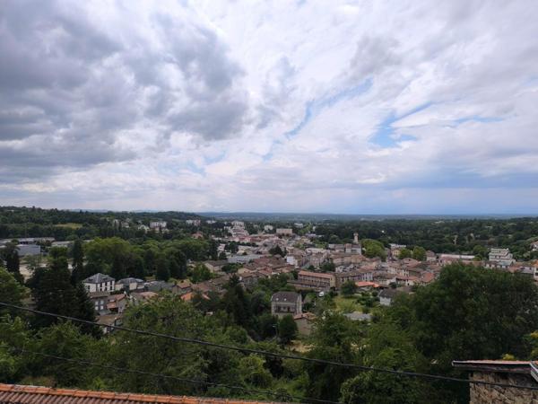 Maison de ville mitoyenne avec garage, beau volume, belle vue