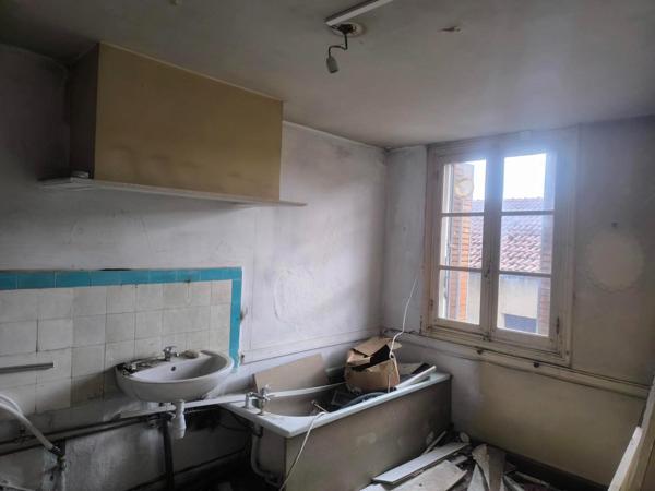 Maison de ville mitoyenne avec garage, beau volume, belle vue