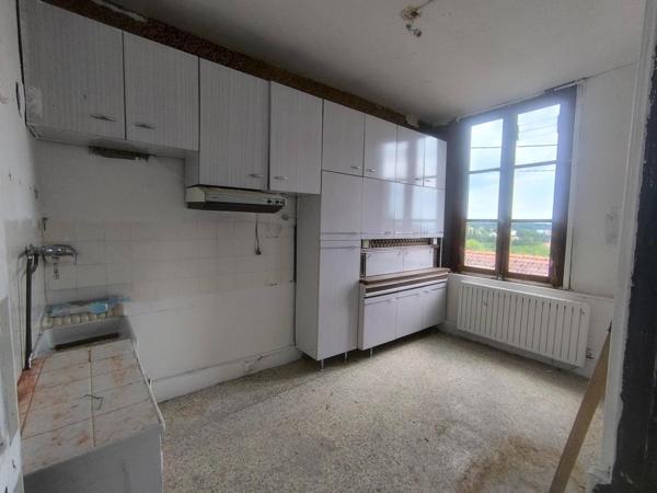 Maison de ville mitoyenne avec garage, beau volume, belle vue