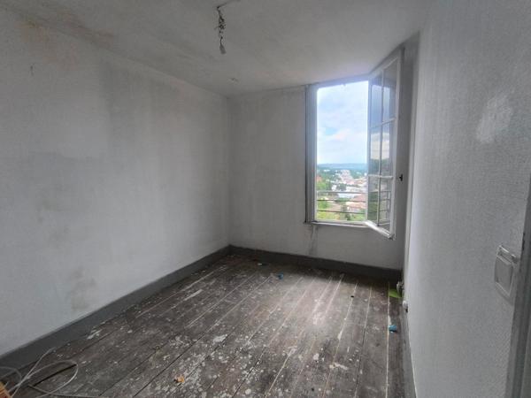 Maison de ville mitoyenne avec garage, beau volume, belle vue