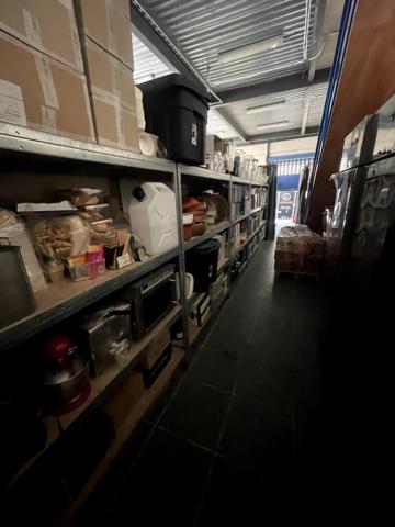 LOCAL COMMERCIAL 130 M² + APPARTEMENT 104 M². ANNÉE 2001