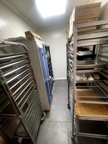 LOCAL COMMERCIAL 130 M² + APPARTEMENT 104 M². ANNÉE 2001