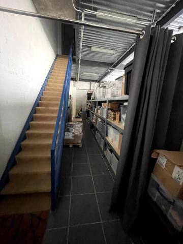 LOCAL COMMERCIAL 130 M² + APPARTEMENT 104 M². ANNÉE 2001