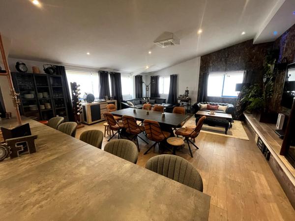 LOCAL COMMERCIAL 130 M² + APPARTEMENT 104 M². ANNÉE 2001