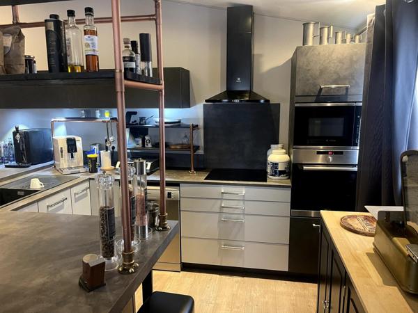 LOCAL COMMERCIAL 130 M² + APPARTEMENT 104 M². ANNÉE 2001