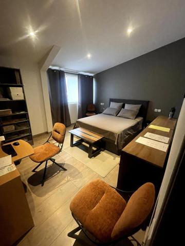 LOCAL COMMERCIAL 130 M² + APPARTEMENT 104 M². ANNÉE 2001