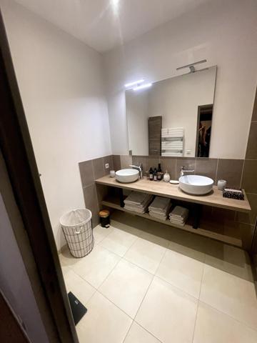 LOCAL COMMERCIAL 130 M² + APPARTEMENT 104 M². ANNÉE 2001