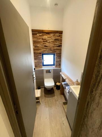 LOCAL COMMERCIAL 130 M² + APPARTEMENT 104 M². ANNÉE 2001