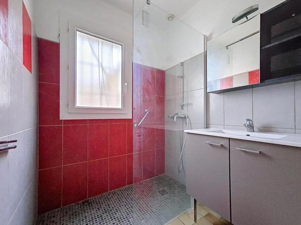 Villa de plain-pied quatre faces dans un quartier résidentiel recherché de Lamalou-les-Bains