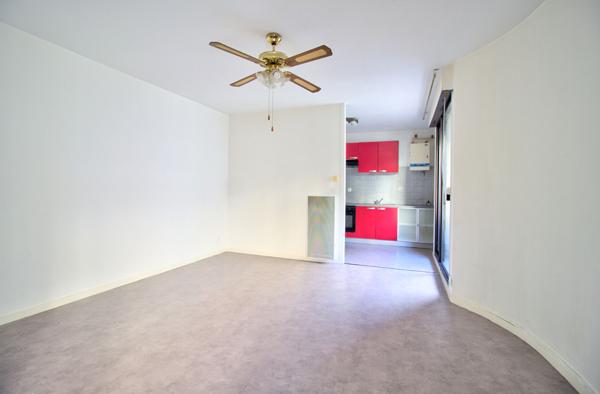 AGEN - Appartement T2 de 50m2 en hyper-centre avec ascenseur, balcon et chambre.