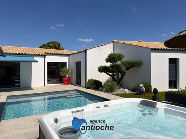Maison contemporaine haut de gamme avec piscine et jacuzzi