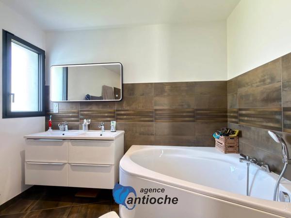 Maison contemporaine haut de gamme avec piscine et jacuzzi