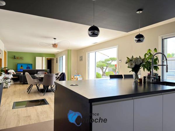 Maison contemporaine haut de gamme avec piscine et jacuzzi