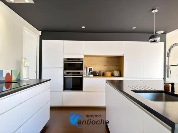Maison contemporaine haut de gamme avec piscine et jacuzzi