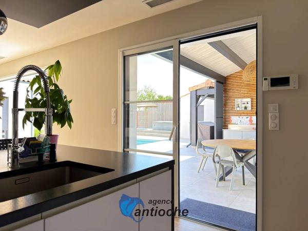 Maison contemporaine haut de gamme avec piscine et jacuzzi