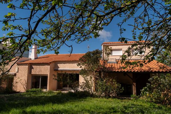 MAISON D'ARCHITECTE DES ANNÉES 70/80 - À 300 M DE LA MER ? 914 M² DE TERRAIN ? APERÇU MER Chatelaillon plage