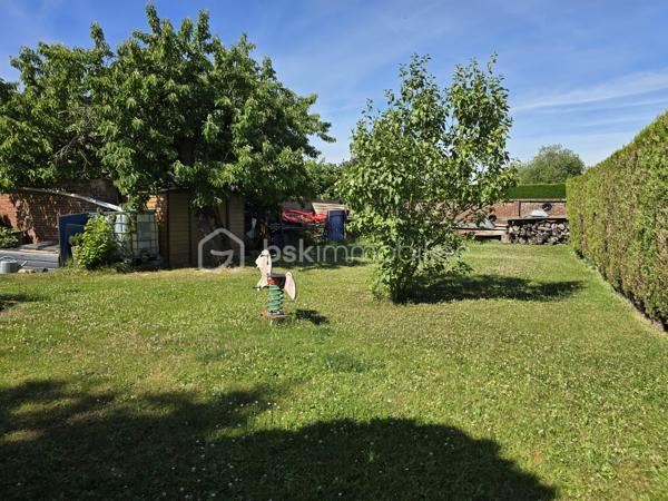 Située au calme dans un environnement résidentiel sur la commune très recherchée de Tillé (60000), découvrez cette agréable maison de 138m², mitoyenne d'un seul côté. Proximité immédiate à pied avec toutes les commodités du quotidien (écoles, boulangerie, pharmacie).

L'accès à la maison se fait par une terrasse couverte. Ce niveau comprend une cuisine aménagée, une salle d'eau ainsi qu'un WC indépendant. La pièce maîtresse du bien : un vaste double séjour traversant de plus de 43m² et équipé d'un poêle à granulés.

A l'étage,
Un grand palier distribue quatre chambres. L'une des chambres bénéficie d'un WC privatif.

Les extérieurs et les annexes :
La maison est édifiée sur un terrain plat entièrement clos et sécurisé. Terrasse. Un garage ainsi que plusieurs places de parking intérieures.

Volumes généreux avec un séjour de plus de 43m²
Chauffage économique au poêle à granulés
Secteur calme et recherché avec commodités à pied
Proximité immédiate des grands axes et des communes d'Allonne et Beauvais

Un bien rare à la vente sur le secteur de Tillé, idéal pour les profils recherchant le calme de la campagne aux portes de Beauvais.

Pour toute demande de renseignements ou pour organiser une visite, contactez Julien Casanova - BSK Immobilier.