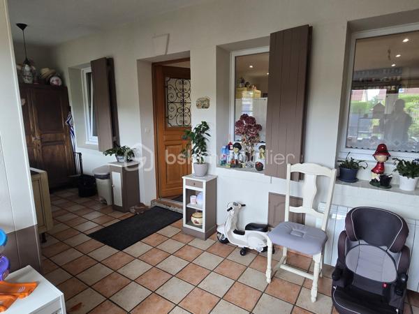 Située au calme dans un environnement résidentiel sur la commune très recherchée de Tillé (60000), découvrez cette agréable maison de 138m², mitoyenne d'un seul côté. Proximité immédiate à pied avec toutes les commodités du quotidien (écoles, boulangerie, pharmacie).

L'accès à la maison se fait par une terrasse couverte. Ce niveau comprend une cuisine aménagée, une salle d'eau ainsi qu'un WC indépendant. La pièce maîtresse du bien : un vaste double séjour traversant de plus de 43m² et équipé d'un poêle à granulés.

A l'étage,
Un grand palier distribue quatre chambres. L'une des chambres bénéficie d'un WC privatif.

Les extérieurs et les annexes :
La maison est édifiée sur un terrain plat entièrement clos et sécurisé. Terrasse. Un garage ainsi que plusieurs places de parking intérieures.

Volumes généreux avec un séjour de plus de 43m²
Chauffage économique au poêle à granulés
Secteur calme et recherché avec commodités à pied
Proximité immédiate des grands axes et des communes d'Allonne et Beauvais

Un bien rare à la vente sur le secteur de Tillé, idéal pour les profils recherchant le calme de la campagne aux portes de Beauvais.

Pour toute demande de renseignements ou pour organiser une visite, contactez Julien Casanova - BSK Immobilier.
