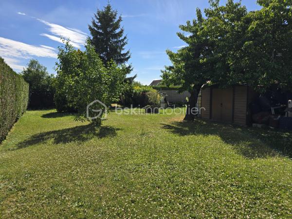 Située au calme dans un environnement résidentiel sur la commune très recherchée de Tillé (60000), découvrez cette agréable maison de 138m², mitoyenne d'un seul côté. Proximité immédiate à pied avec toutes les commodités du quotidien (écoles, boulangerie, pharmacie).

L'accès à la maison se fait par une terrasse couverte. Ce niveau comprend une cuisine aménagée, une salle d'eau ainsi qu'un WC indépendant. La pièce maîtresse du bien : un vaste double séjour traversant de plus de 43m² et équipé d'un poêle à granulés.

A l'étage,
Un grand palier distribue quatre chambres. L'une des chambres bénéficie d'un WC privatif.

Les extérieurs et les annexes :
La maison est édifiée sur un terrain plat entièrement clos et sécurisé. Terrasse. Un garage ainsi que plusieurs places de parking intérieures.

Volumes généreux avec un séjour de plus de 43m²
Chauffage économique au poêle à granulés
Secteur calme et recherché avec commodités à pied
Proximité immédiate des grands axes et des communes d'Allonne et Beauvais

Un bien rare à la vente sur le secteur de Tillé, idéal pour les profils recherchant le calme de la campagne aux portes de Beauvais.

Pour toute demande de renseignements ou pour organiser une visite, contactez Julien Casanova - BSK Immobilier.