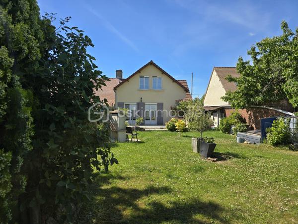 Située au calme dans un environnement résidentiel sur la commune très recherchée de Tillé (60000), découvrez cette agréable maison de 138m², mitoyenne d'un seul côté. Proximité immédiate à pied avec toutes les commodités du quotidien (écoles, boulangerie, pharmacie).

L'accès à la maison se fait par une terrasse couverte. Ce niveau comprend une cuisine aménagée, une salle d'eau ainsi qu'un WC indépendant. La pièce maîtresse du bien : un vaste double séjour traversant de plus de 43m² et équipé d'un poêle à granulés.

A l'étage,
Un grand palier distribue quatre chambres. L'une des chambres bénéficie d'un WC privatif.

Les extérieurs et les annexes :
La maison est édifiée sur un terrain plat entièrement clos et sécurisé. Terrasse. Un garage ainsi que plusieurs places de parking intérieures.

Volumes généreux avec un séjour de plus de 43m²
Chauffage économique au poêle à granulés
Secteur calme et recherché avec commodités à pied
Proximité immédiate des grands axes et des communes d'Allonne et Beauvais

Un bien rare à la vente sur le secteur de Tillé, idéal pour les profils recherchant le calme de la campagne aux portes de Beauvais.

Pour toute demande de renseignements ou pour organiser une visite, contactez Julien Casanova - BSK Immobilier.
