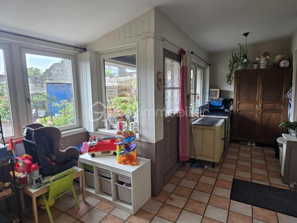 Située au calme dans un environnement résidentiel sur la commune très recherchée de Tillé (60000), découvrez cette agréable maison de 138m², mitoyenne d'un seul côté. Proximité immédiate à pied avec toutes les commodités du quotidien (écoles, boulangerie, pharmacie).

L'accès à la maison se fait par une terrasse couverte. Ce niveau comprend une cuisine aménagée, une salle d'eau ainsi qu'un WC indépendant. La pièce maîtresse du bien : un vaste double séjour traversant de plus de 43m² et équipé d'un poêle à granulés.

A l'étage,
Un grand palier distribue quatre chambres. L'une des chambres bénéficie d'un WC privatif.

Les extérieurs et les annexes :
La maison est édifiée sur un terrain plat entièrement clos et sécurisé. Terrasse. Un garage ainsi que plusieurs places de parking intérieures.

Volumes généreux avec un séjour de plus de 43m²
Chauffage économique au poêle à granulés
Secteur calme et recherché avec commodités à pied
Proximité immédiate des grands axes et des communes d'Allonne et Beauvais

Un bien rare à la vente sur le secteur de Tillé, idéal pour les profils recherchant le calme de la campagne aux portes de Beauvais.

Pour toute demande de renseignements ou pour organiser une visite, contactez Julien Casanova - BSK Immobilier.