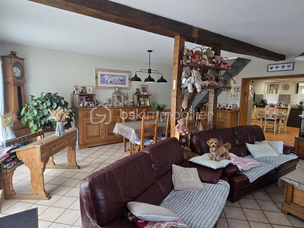 Située au calme dans un environnement résidentiel sur la commune très recherchée de Tillé (60000), découvrez cette agréable maison de 138m², mitoyenne d'un seul côté. Proximité immédiate à pied avec toutes les commodités du quotidien (écoles, boulangerie, pharmacie).

L'accès à la maison se fait par une terrasse couverte. Ce niveau comprend une cuisine aménagée, une salle d'eau ainsi qu'un WC indépendant. La pièce maîtresse du bien : un vaste double séjour traversant de plus de 43m² et équipé d'un poêle à granulés.

A l'étage,
Un grand palier distribue quatre chambres. L'une des chambres bénéficie d'un WC privatif.

Les extérieurs et les annexes :
La maison est édifiée sur un terrain plat entièrement clos et sécurisé. Terrasse. Un garage ainsi que plusieurs places de parking intérieures.

Volumes généreux avec un séjour de plus de 43m²
Chauffage économique au poêle à granulés
Secteur calme et recherché avec commodités à pied
Proximité immédiate des grands axes et des communes d'Allonne et Beauvais

Un bien rare à la vente sur le secteur de Tillé, idéal pour les profils recherchant le calme de la campagne aux portes de Beauvais.

Pour toute demande de renseignements ou pour organiser une visite, contactez Julien Casanova - BSK Immobilier.